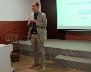 I Burma jobbar även mediekonsulterna barfota, åtminstone SR:s